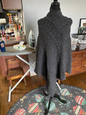 Inis Crafts Sweater Cape Poncho Shawl 100% Merino Wool Gray M/L Ireland VGUC
